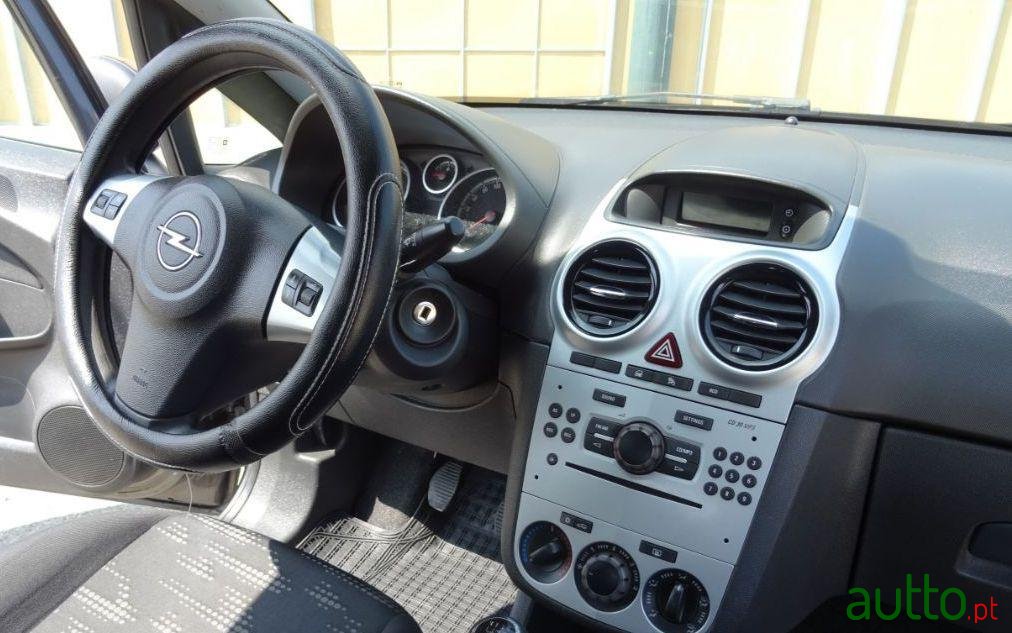 2012' Opel Corsa photo #4