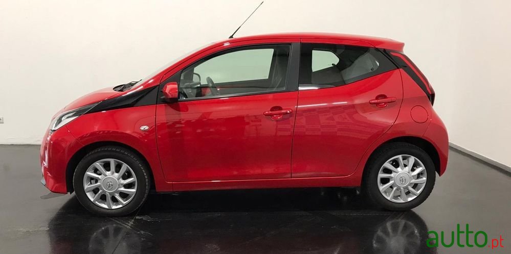 2022' Toyota Aygo 1.0 X-Play Plus photo #3