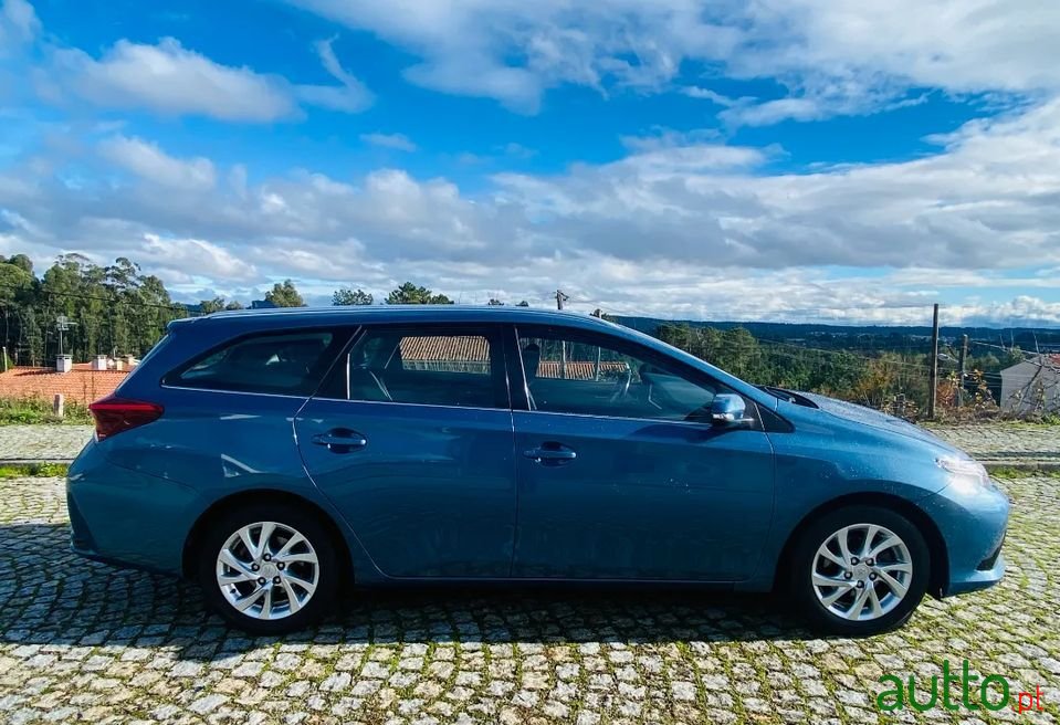 2016' Toyota Auris Touring Sports photo #3