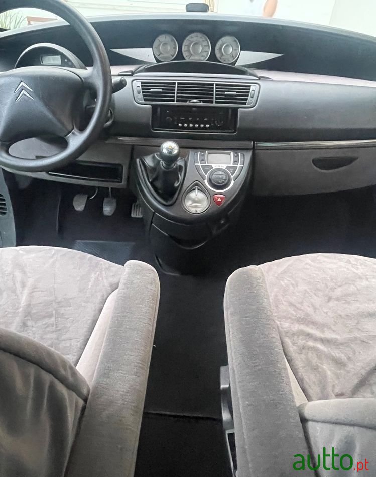 2008' Citroen C8 photo #6