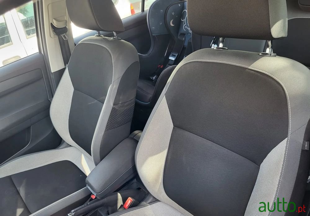 2016' Skoda Fabia Break photo #6