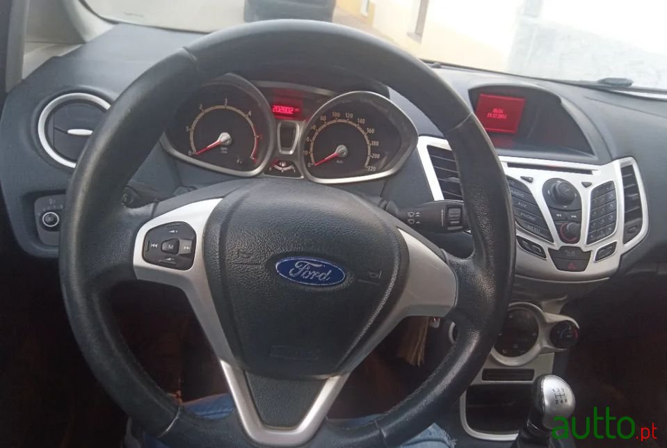 2012' Ford Fiesta photo #5