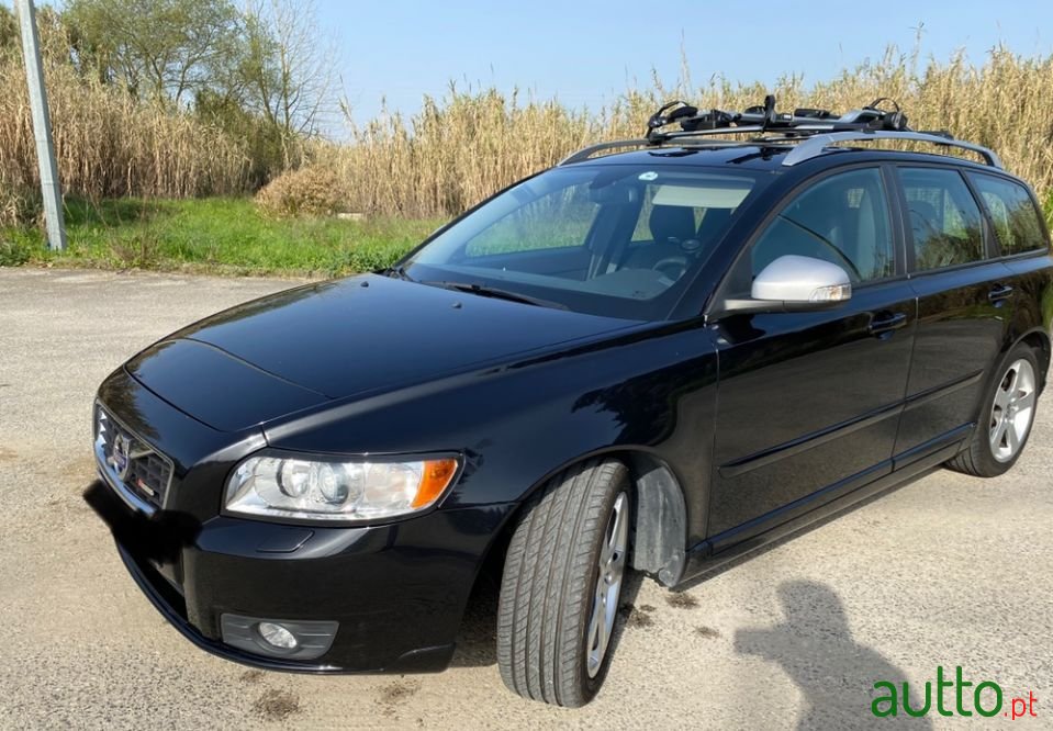 2012' Volvo V50 R Design photo #1