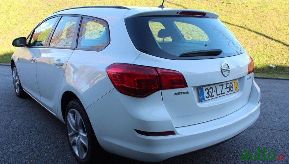 2011' Opel Astra Sports Tourer photo #1