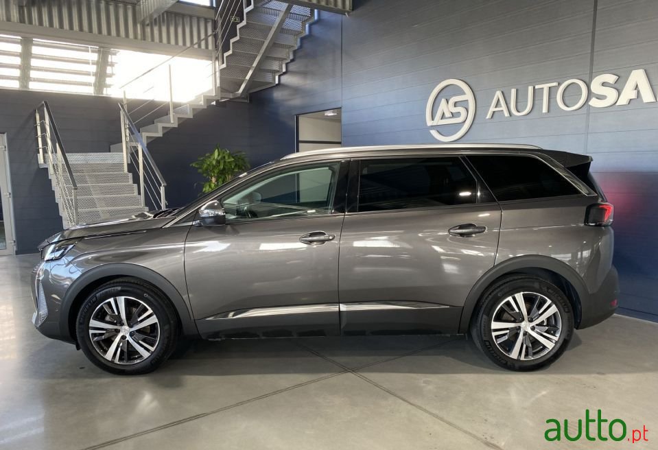 2021' Peugeot 5008 photo #2