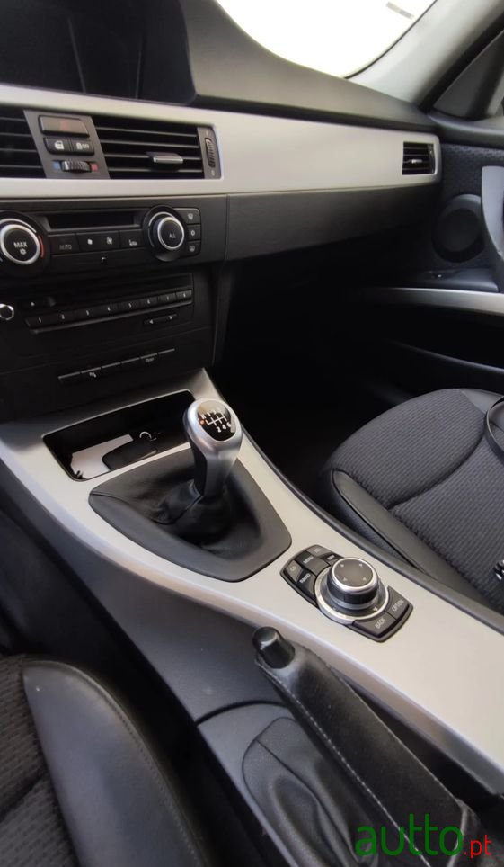 2011' BMW Série 3 D Touring Navigation photo #4