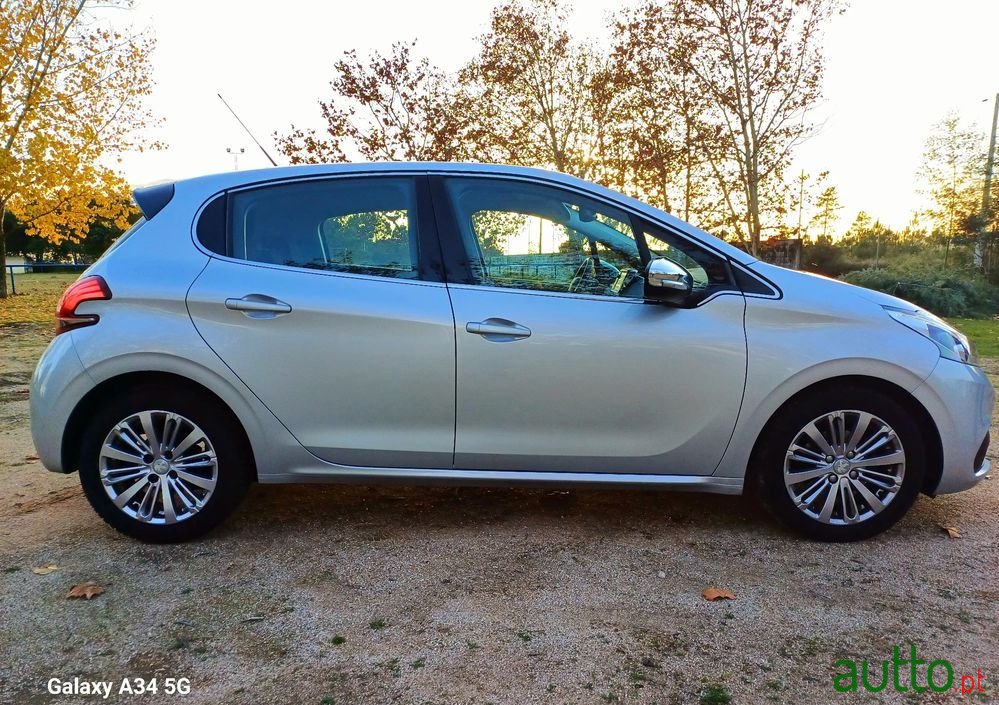 2018' Peugeot 208 1.6 Bluehdi Allure photo #4