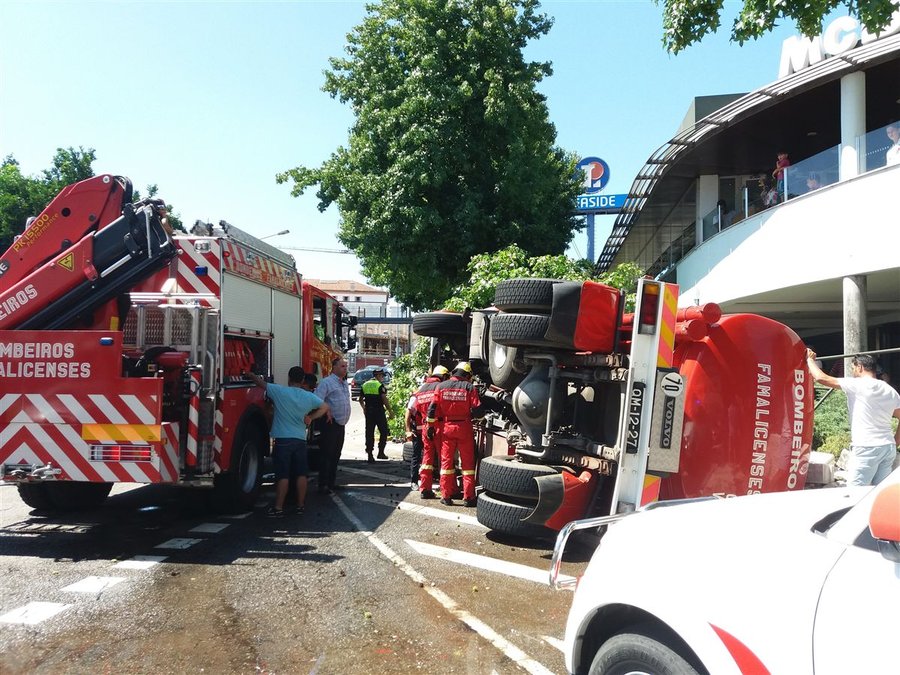 Autotanque dos bombeiros virou e caiu em rotunda de Famalicão
