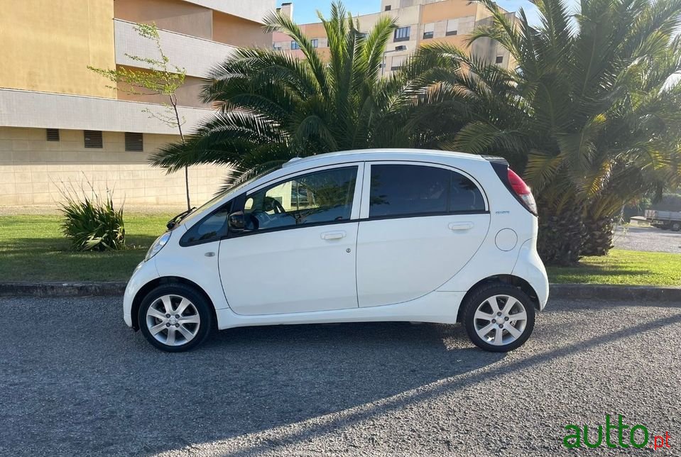 2011' Peugeot iOn photo #2