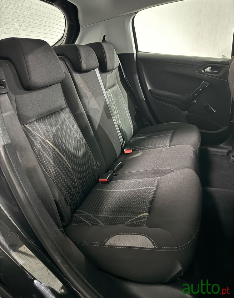 2012' Peugeot 208 photo #6