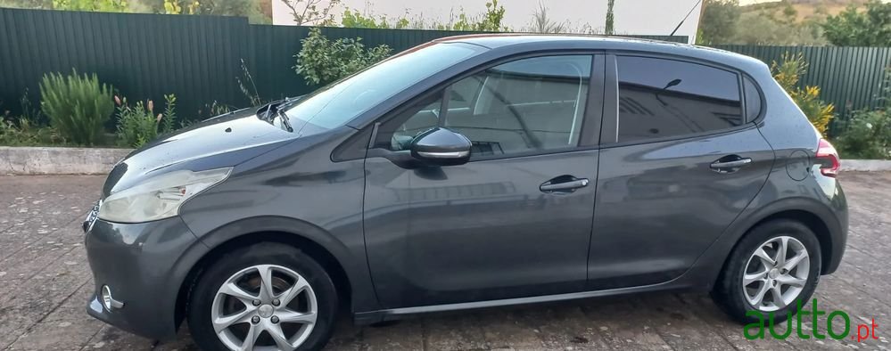 2014' Peugeot 208 1.4 Hdi photo #2