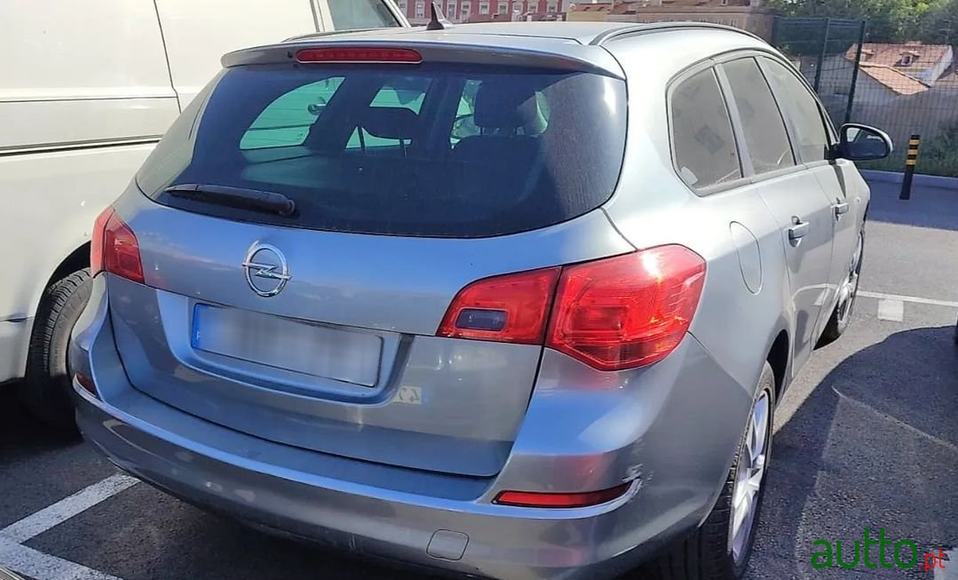 2011' Opel Astra Sports Tourer photo #2