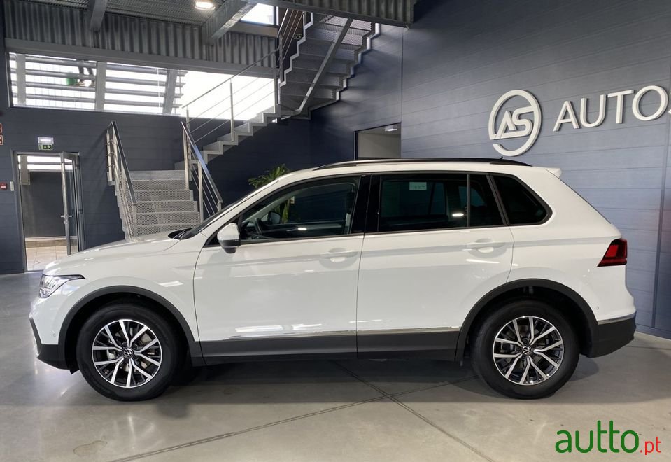 2022' Volkswagen Tiguan photo #2