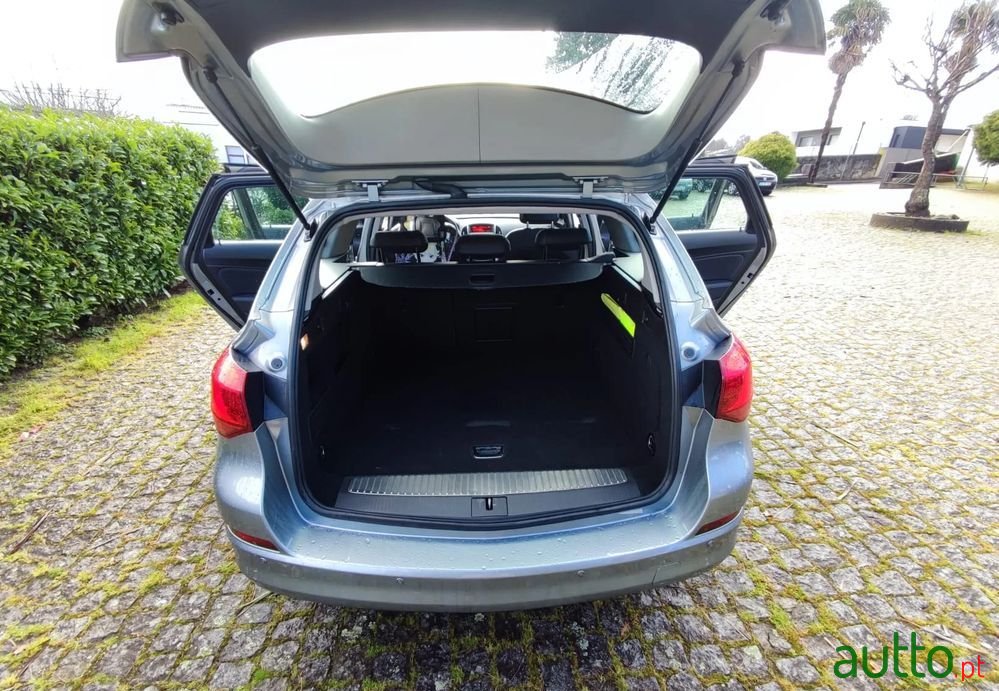 2011' Opel Astra Sports Tourer photo #3