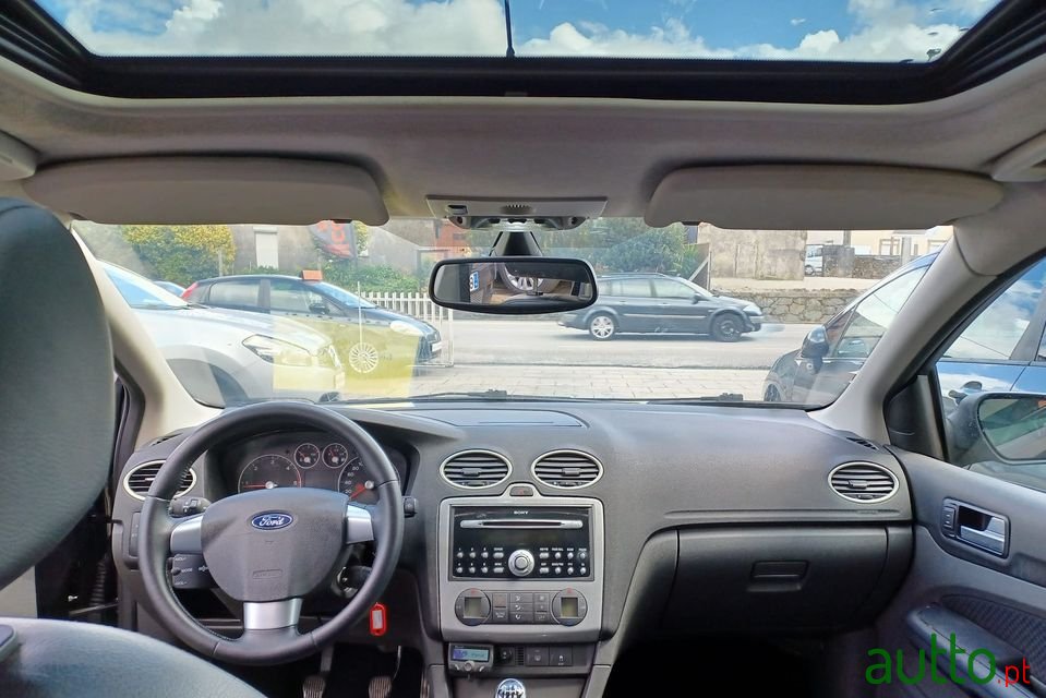 2010' Ford Focus Sw photo #3