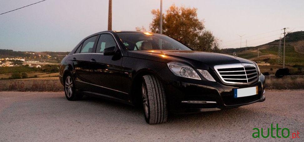 2011' Mercedes-Benz E-250 photo #2