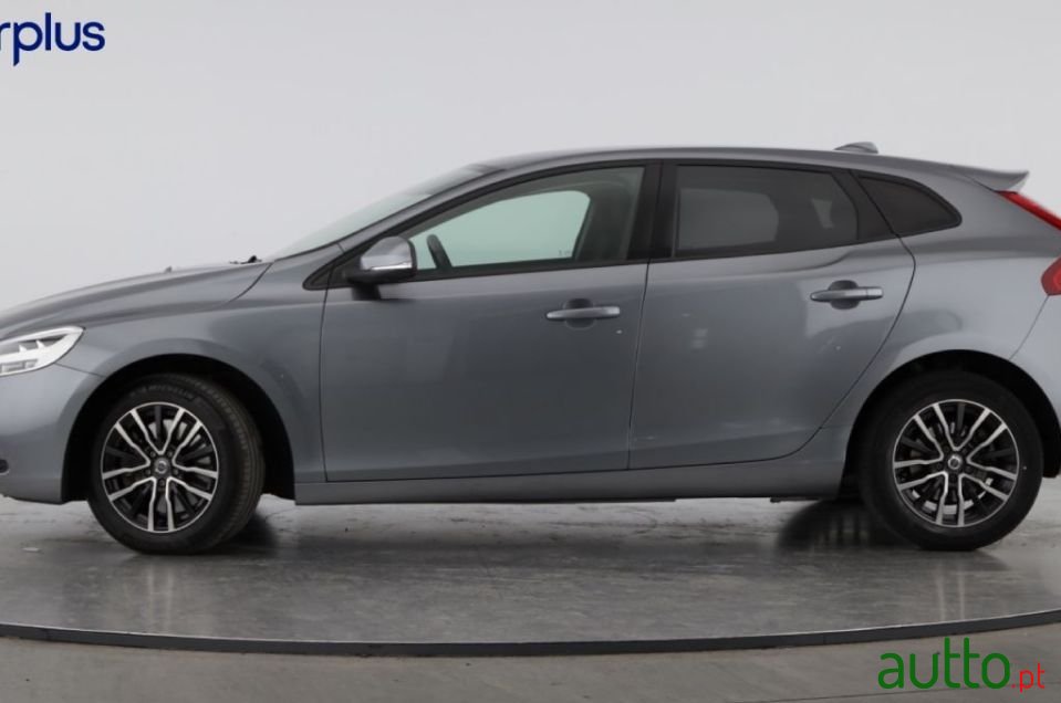 2019' Volvo V40 photo #3