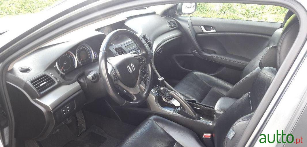 2010' Honda Accord Tourer photo #1