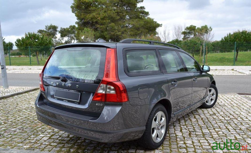 2009' Volvo V70 2.0D  Momentum photo #2