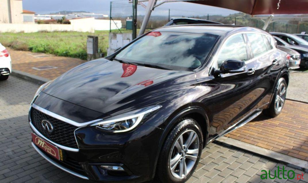 2017' Infiniti Q30 photo #1