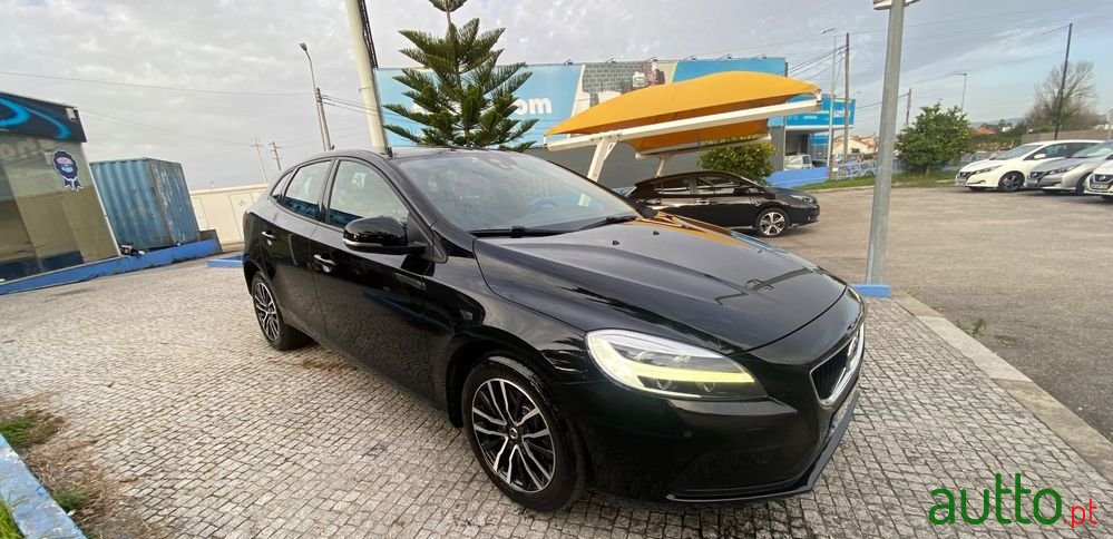 2019' Volvo V40 photo #3