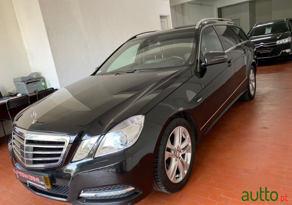 2012' Mercedes-Benz E-220 photo #2