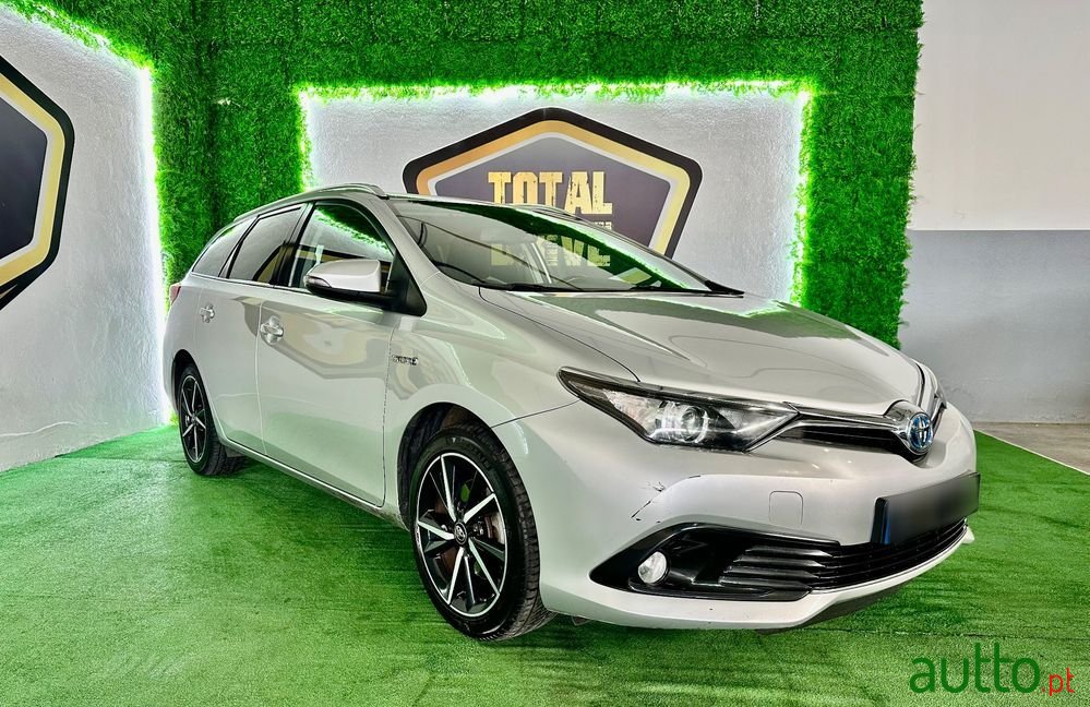 2016' Toyota Auris Touring Sports photo #3