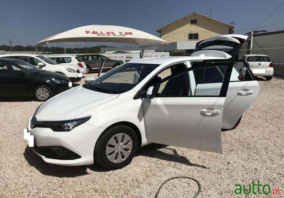 2015' Toyota Auris photo #1