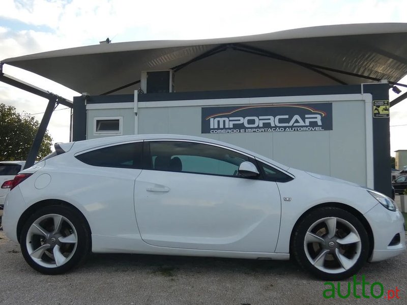 2012' Opel Astra Gtc photo #3