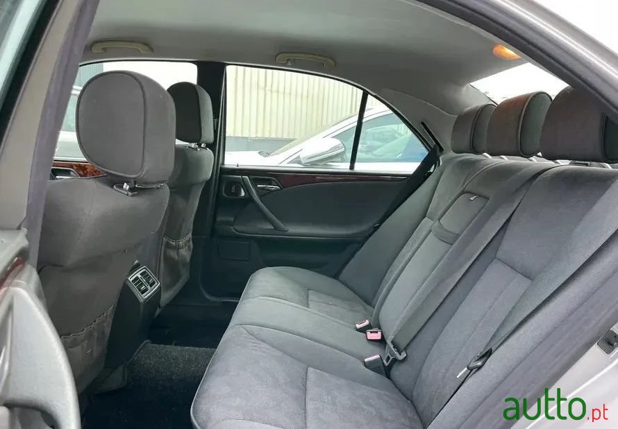 2001' Mercedes-Benz E 220 photo #6