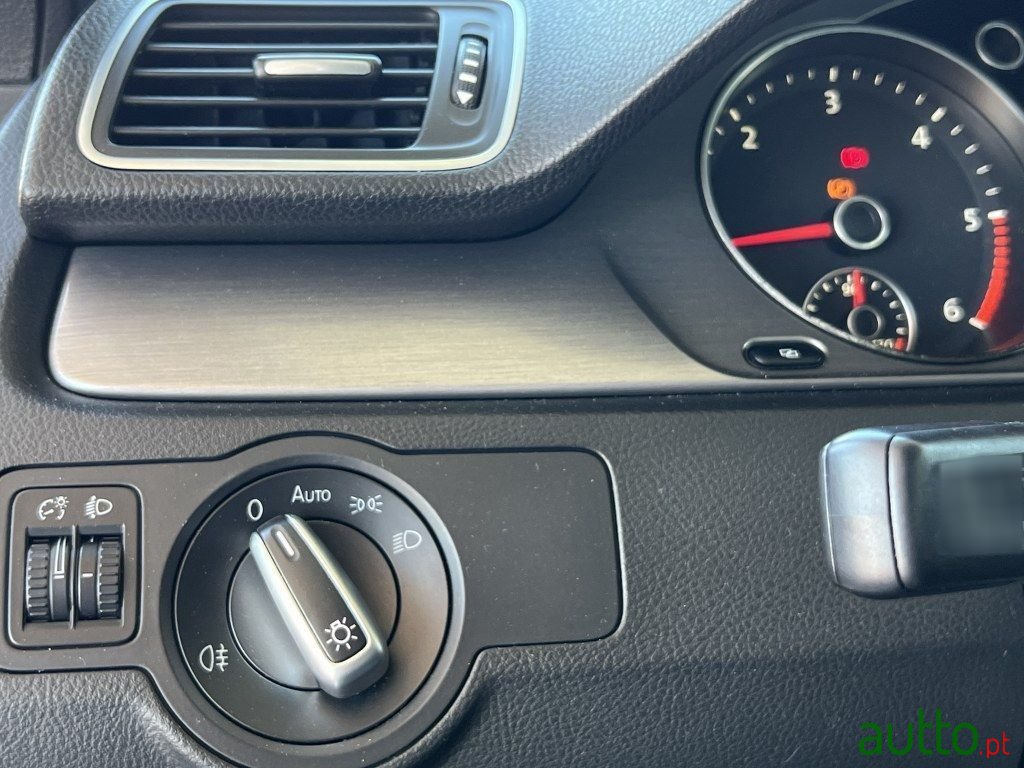 2011' Volkswagen Passat photo #6