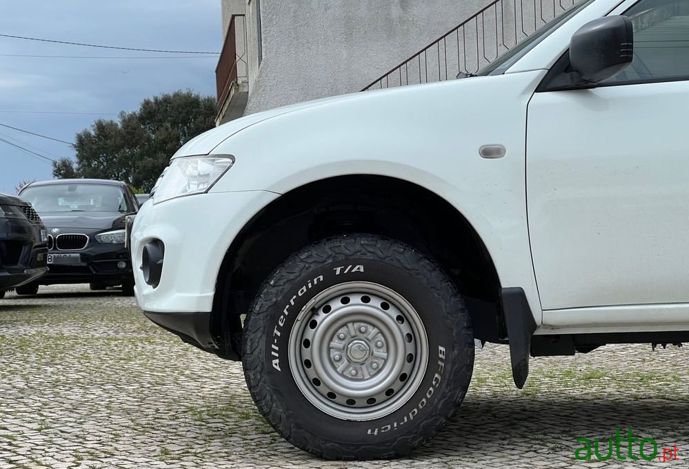 2015' Mitsubishi L200 photo #2