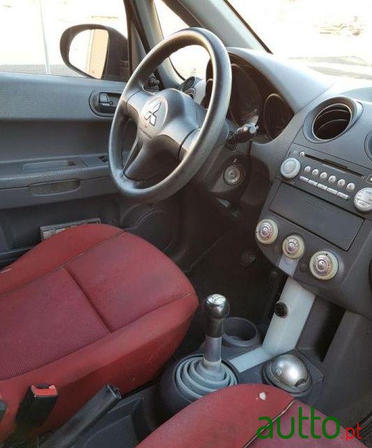 2005' Mitsubishi Colt photo #3