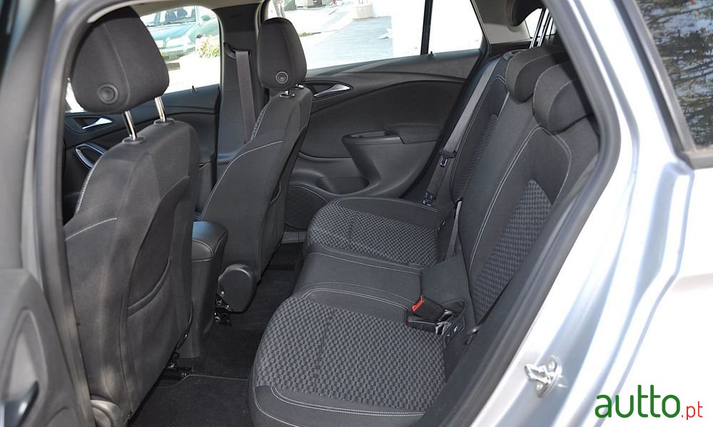 2017' Opel Astra Sports Tourer photo #6