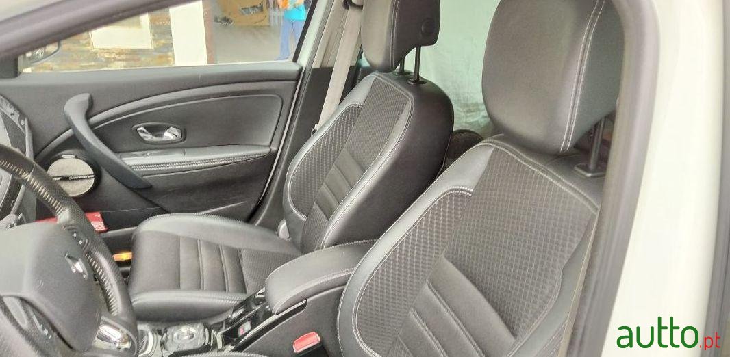 2013' Renault Megane Sport Tourer photo #2