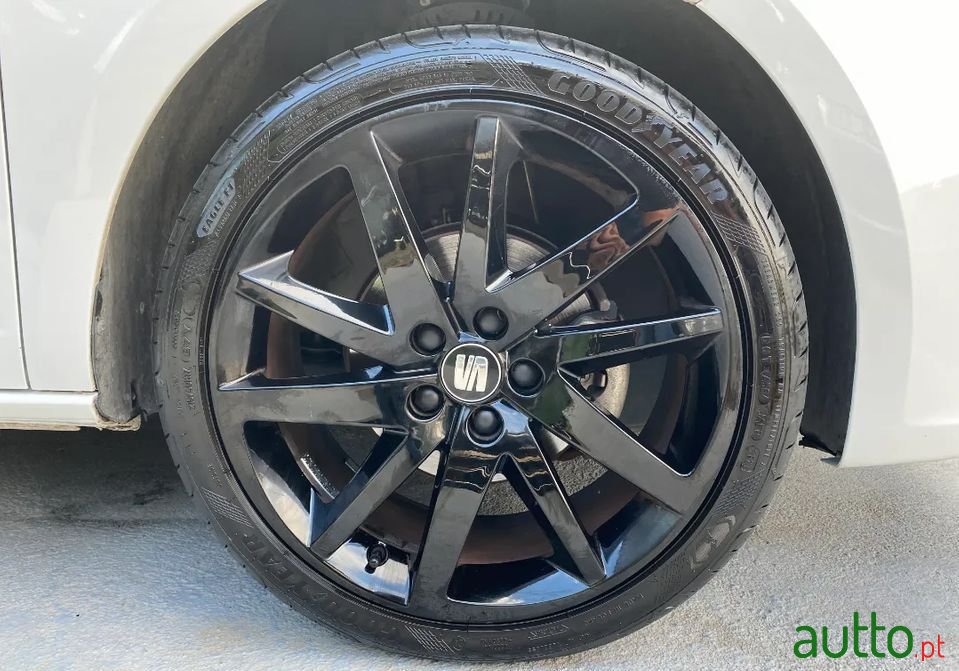 2015' SEAT Ibiza photo #3