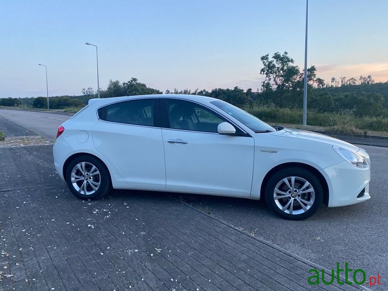 2012' Alfa Romeo Giulietta photo #4