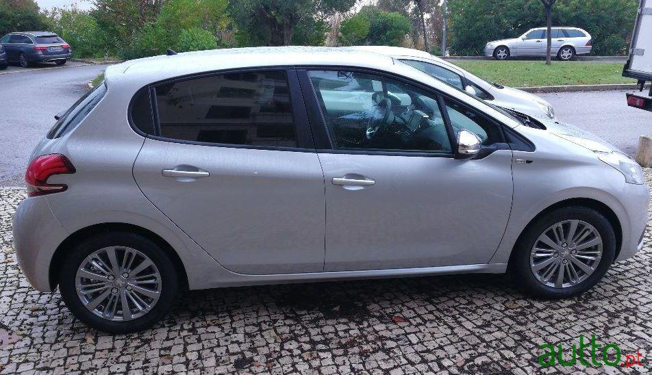 2016' Peugeot 208 1.2 Style photo #2