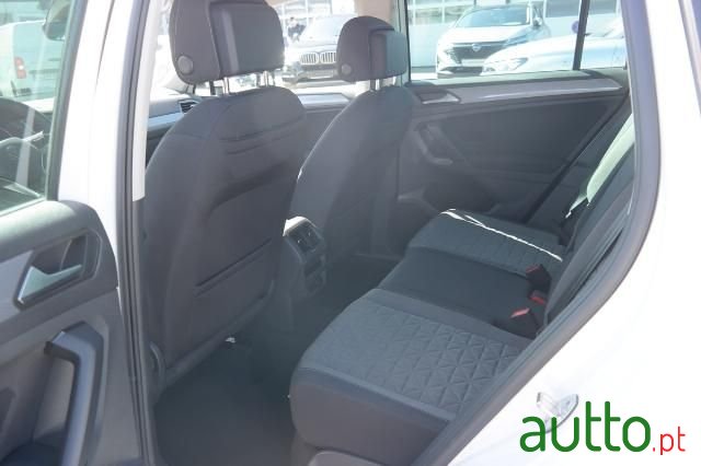 2023' Volkswagen Tiguan photo #6