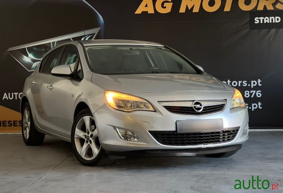 2010' Opel Astra photo #5