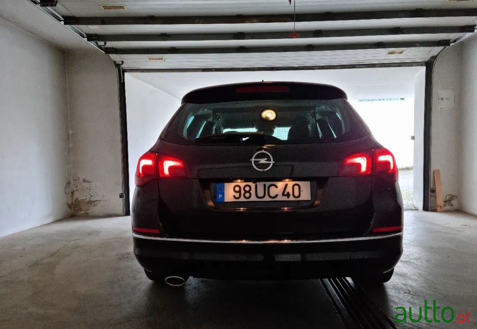 2012' Opel Astra Sports Tourer photo #5