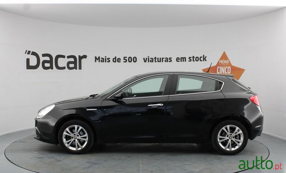 2011' Alfa Romeo Giulietta photo #4