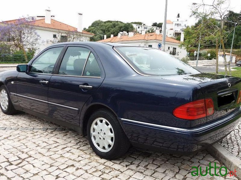 1996' Mercedes-Benz E-220 Elegance photo #1