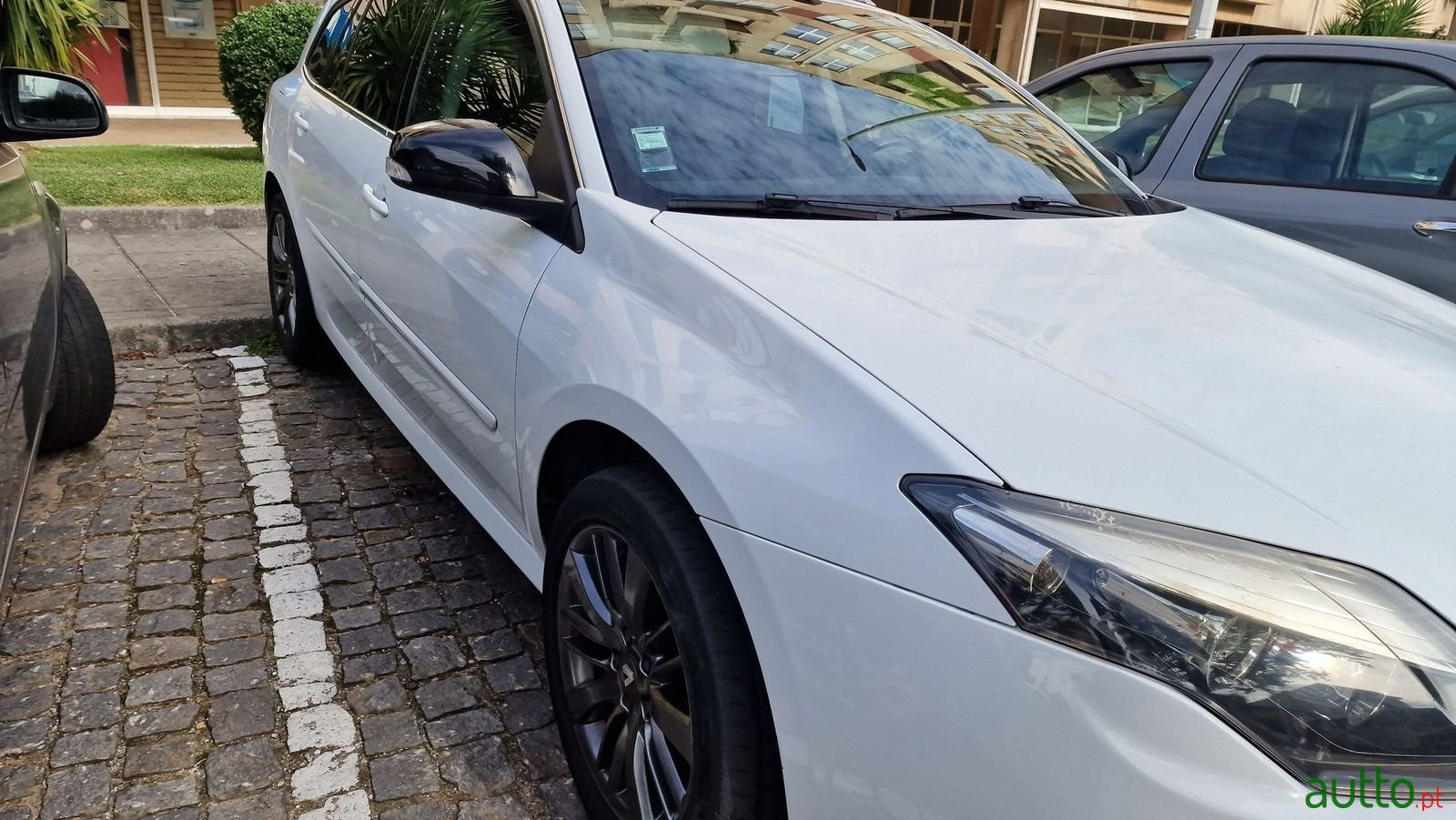 2012' Renault Laguna Break photo #3