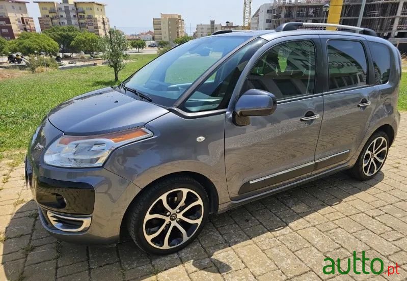 2012' Citroen C3 Picasso photo #2