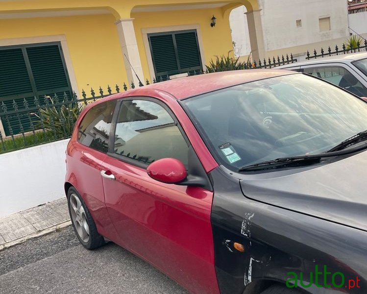 2001' Alfa Romeo 147 1.9 Jtd Plus photo #2