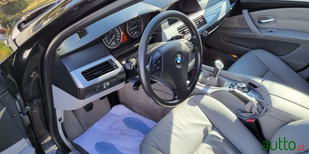 2009' BMW 525 photo #6