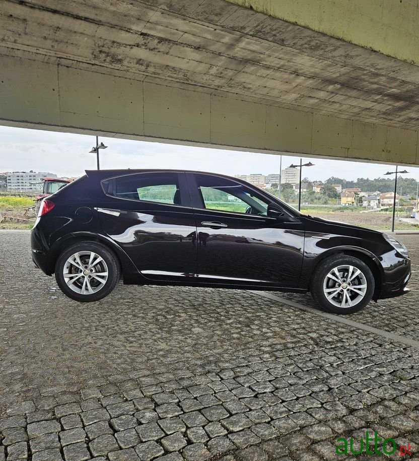 2011' Alfa Romeo Giulietta 1.6 Jtdm Corporate photo #5