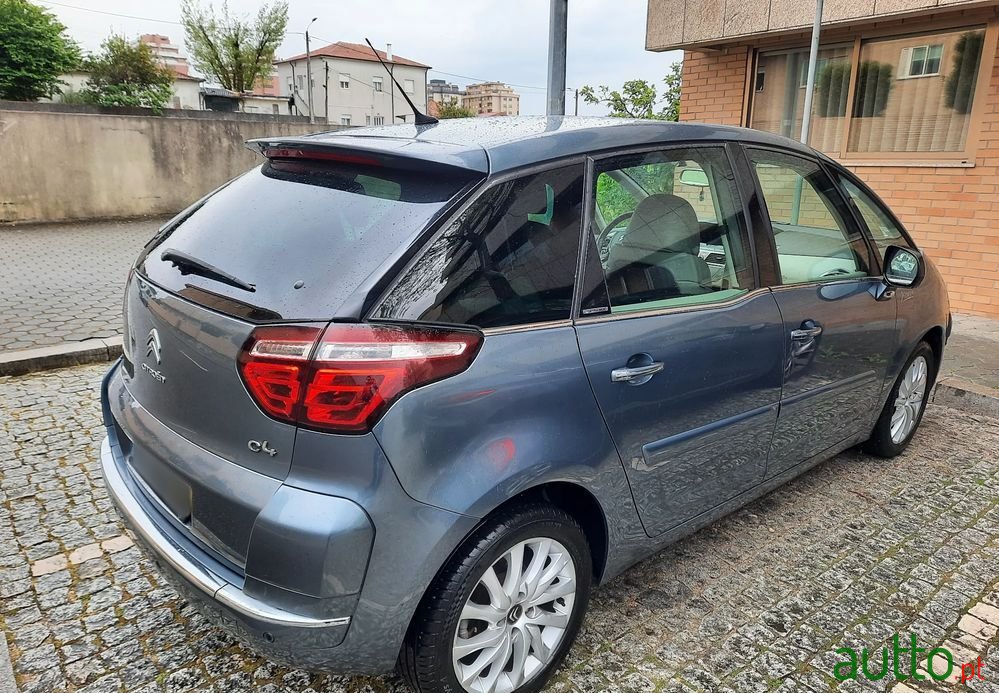 2011' Citroen C4 Picasso photo #4