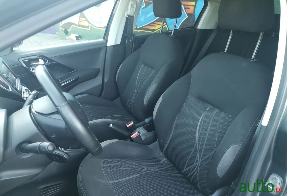 2014' Peugeot 208 1.4 Hdi Active photo #3